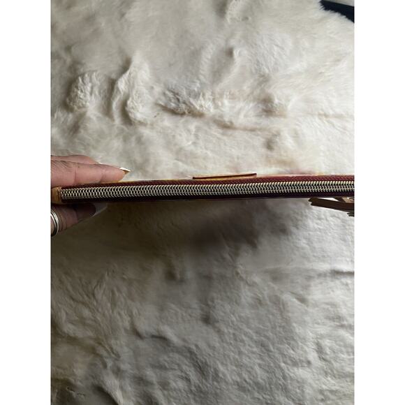 NWOT DOONEY & BOURKE VINYL FLOWER WRISTLET CLUTCH POUCH - Picture 8 of 9